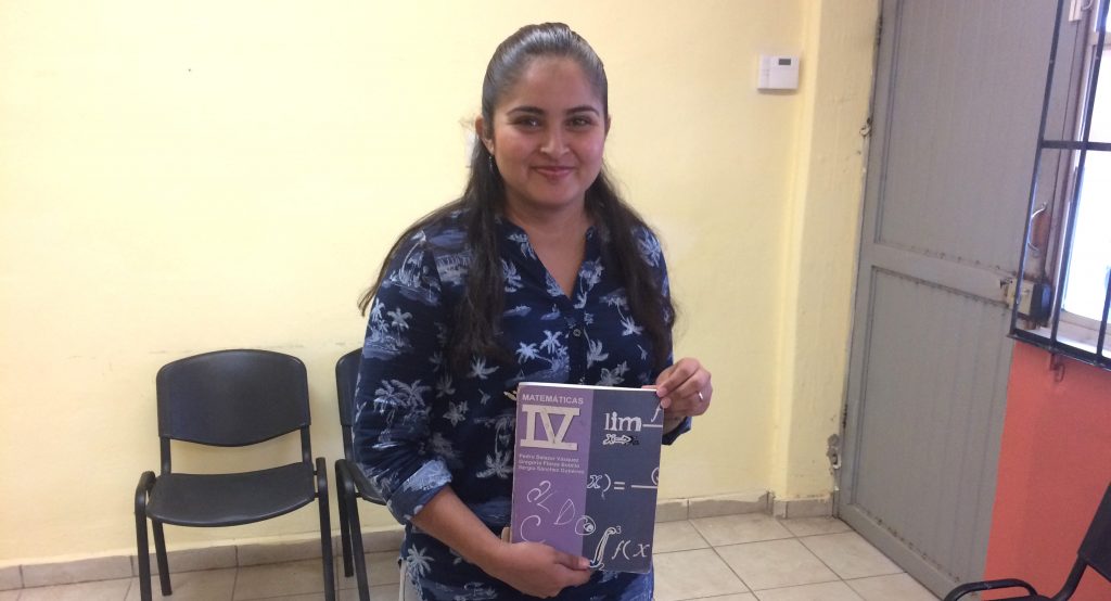 RECIBEN MATERIAL BIBLIOGRÁFICO DOCENTES DEL COBACH