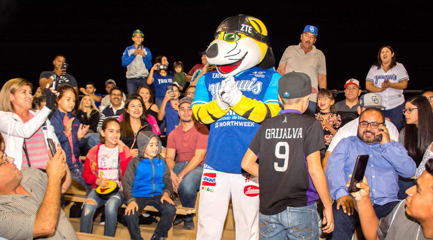 Aficionados disfrutan  fiesta beisbolera